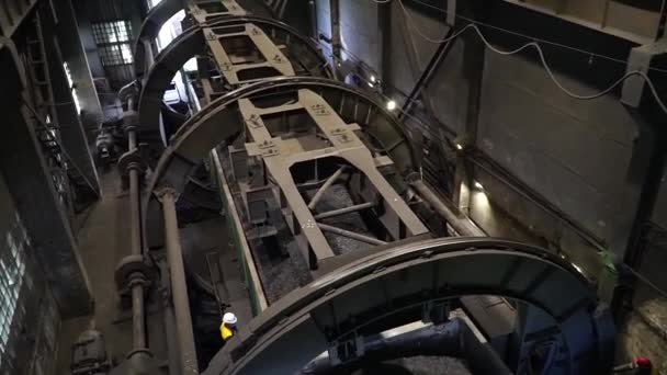 Vagon Bahşişçisi Vagon Bahşişçisi Içinde Bir Vagon Kömürle Dönüyor Fabrika — Stok video
