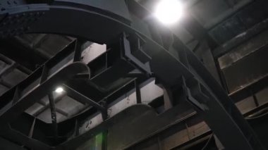 Vagon bahşişçisi. Vagon bahşişçisi içinde bir vagon kömürle dönüyor ve fabrika binasına fosil döküyor. Metalurji fabrikasında ağır sanayi. Vagonları boşaltın. n