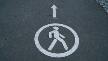 Yolda bisiklet tabelası var. Parktaki bisiklet yolu. n