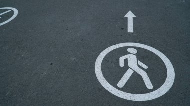 Yolda bisiklet tabelası var. Parktaki bisiklet yolu. n