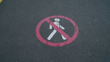 Yolda bisiklet tabelası var. Parktaki bisiklet yolu. n