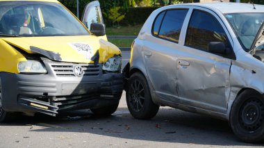 Ukrayna Vinnitsa 24 10 2024 trafik kazası. Hurda araba. Sokakta araba kazası, şehirde çarpışmadan sonra hasar gören otomobiller..