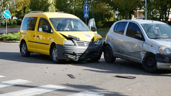 Ukrayna Vinnitsa 24 10 2024 trafik kazası. Hurda araba. Mahalle sokağında park halindeki arabaya çarpmış..
