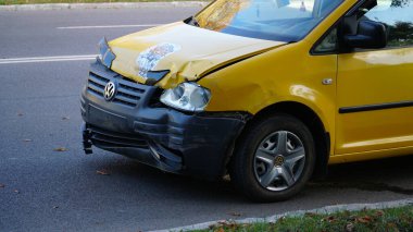 Ukrayna Vinnitsa 24 10 2024 trafik kazası. Hurda araba. Sokakta araba kazası, şehirde çarpışmadan sonra hasar gören otomobiller..