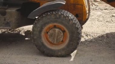 Ukrayna Vinnitsa 24 10 2024 Bir kazıcı inşaat atıkları yükler ve taşır. n