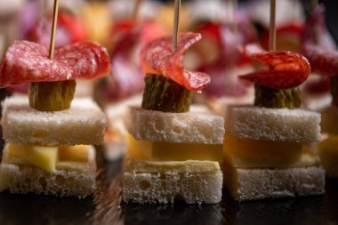 Ekmek, peynir ve sosisli kanepelerin detaylı görünümü