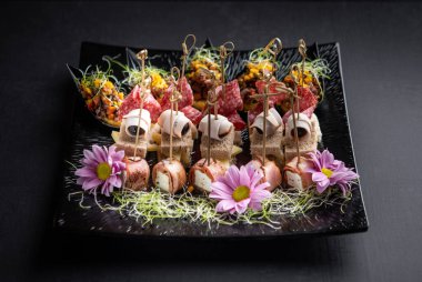 Mikro yeşil ve çiçeklerle servis edilen lezzetli kanepeler.