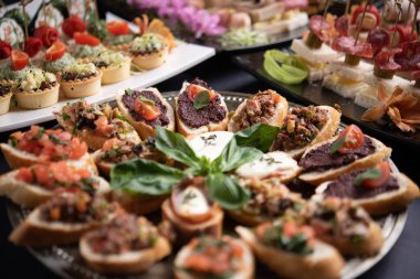 Şenlikli antipatik tabaklar, lüks parmak yiyecekleri.