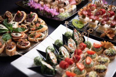 Şenlikli antipatik tabaklar, lüks parmak yiyecekleri.