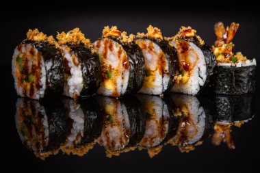 Karides, mango ve salatalıklı suşi.