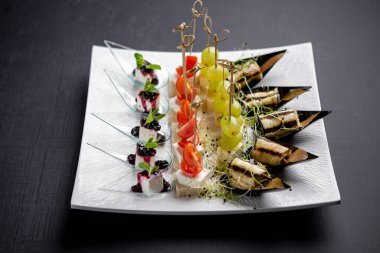 Peynirli, üzümlü, kirazlı, domatesli, üzümlü ve patlıcanlı kanepeler.