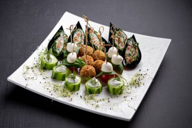 Küçük kanepeler ve şiş köftelerle servis edilen köfteler.