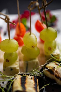 Şişlerle servis edilen vejetaryen kanepeleri.