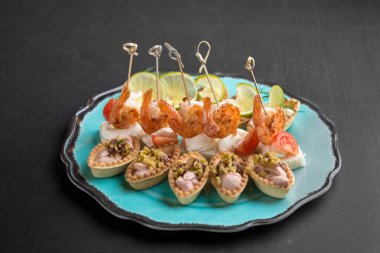 Karidesli, ahtapotlu, peynirli ve kepekli lezzetli deniz ürünleri kanepeleri.