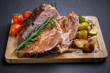 Kızarmış sebze ve taze vişneli domatesle hazırlanmış domuz eti.