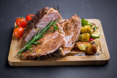 Kızarmış sebze ve taze vişneli domatesle hazırlanmış domuz eti.