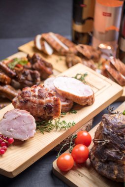 Panolarda servis edilen şenlikli et yemekleri.