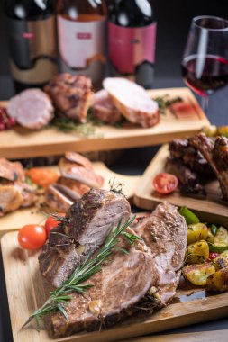 Lezzetli fırınlanmış et ve şarapla servis edilen şifalı otlar.