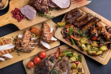 Patatesle servis edilen fırınlanmış et çeşitleri.