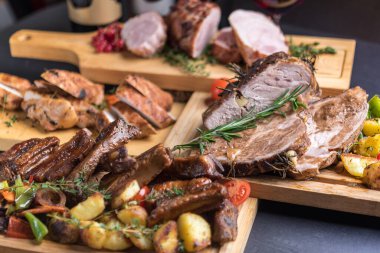 Patatesle servis edilen fırınlanmış et çeşitleri.