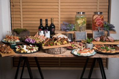 Provence tarzında servis edilen çeşitli yiyecek ve içeceklerle dolu harika bir tatil masası.