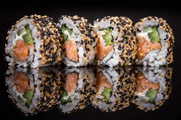 Kaliforniai Sushi Tekercs Lazaccal Krémsajttal Uborkával — Stock Fotó