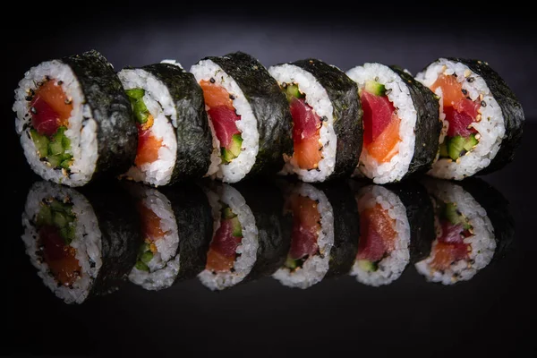 Somon, ton balığı ve salatalıklı suşi.