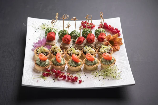 Deliziosi Finger Food Serviti Con Fiori Bacche Microverdi — Foto Stock