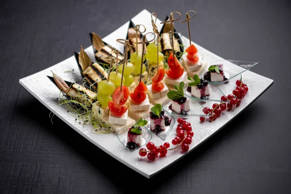 Vegetarian Canapes Served Skewers — Stock Photo, Image