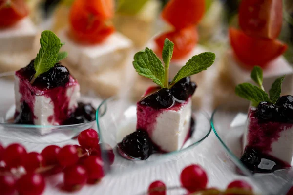 Closeup Vegetarian Canapes Cheese Berries Vegetables — Stock Photo, Image