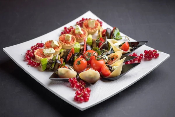 Talerz Świąteczny Owocami Morza Przystawkami Serowymi Grillowanymi Warzywami Czerwonymi Porzeczkami — Zdjęcie stockowe