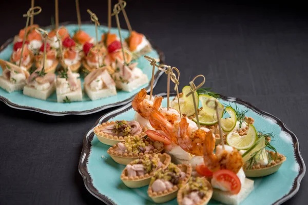 Variedad Aperitivos Gourmet Mariscos Servidos Platos Azules —  Fotos de Stock