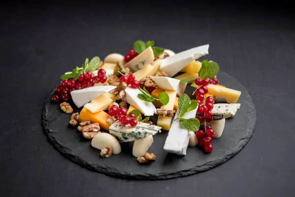 Cheese Platter Red Currants Nuts — Stock Photo, Image