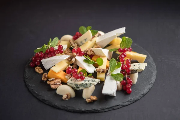 Cheese Platter Red Currants Nuts — Stock Photo, Image