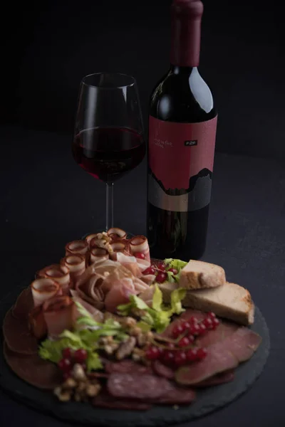 Elegant Platter Cured Meat Served Red Wine — Stock Photo, Image
