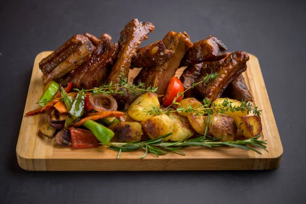 Ribs Barbecue Potatoes Herbs Mixed Grilled Vegetables — Stock Photo, Image