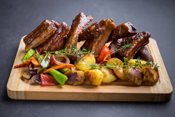 Detail View Ribs Barbecue Potatoes Herbs Mixed Grilled Vegetables Served — Stock Photo, Image