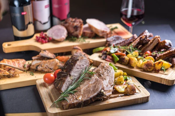 Mesa Vacaciones Con Variedad Carne Asada Horno Servida Con Vino —  Fotos de Stock