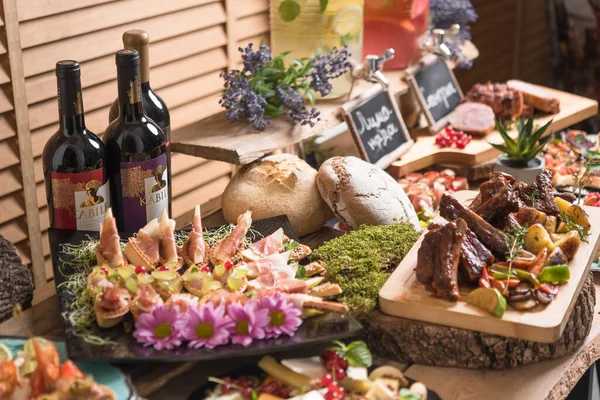 指の食べ物や飲み物の様々なエレガントな休日のテーブル — ストック写真