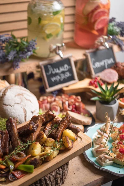 Mesa Festiva Elegante Com Variedade Alimentos Para Dedos — Fotografia de Stock