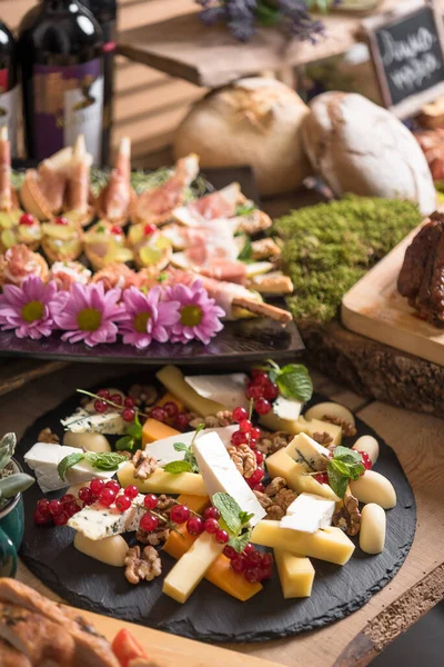 Elegante Tavolo Festivo Con Varietà Finger Food — Foto Stock