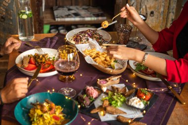 people eating food at the restaurant  clipart