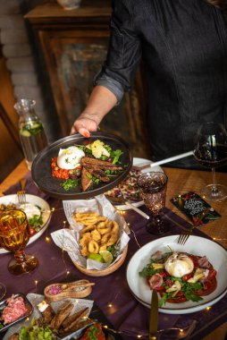 Bir restoranın mutfak fotoğrafı.