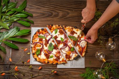 Pizza kesicisiyle pizza kesen kadının en iyi görüntüsü.