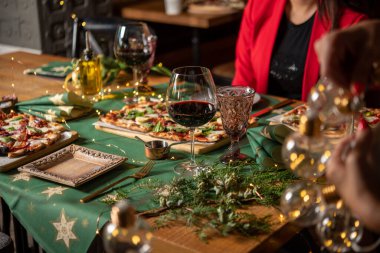 Yılbaşı yemeği. Yeni yıl. Lezzetli yemekler, seçici odaklanma.