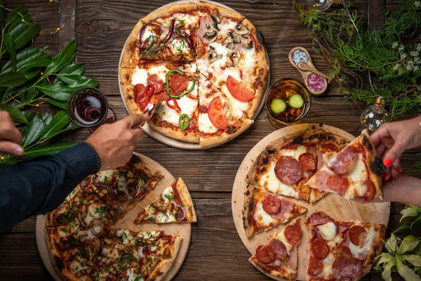Pärchen Wählt Pizza Vom Urlaubstisch — Stockfoto