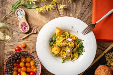 Çeri domatesli deniz ürünleri pilavı.