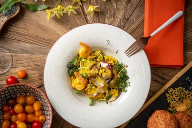 Çeri domatesli deniz ürünleri pilavı.