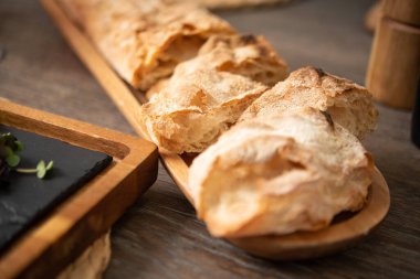 Dilimlenmiş ekmeğin kıtır kıtırlı yakın görüntüsü