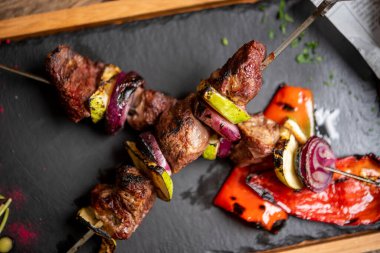 Domuz eti ve sebzeli leziz barbekü.